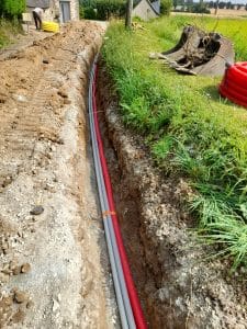 Tube pour passage fibre et gaine électricité